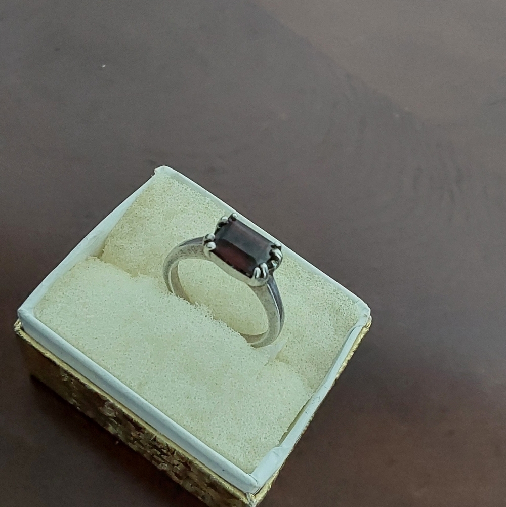 Elegant 925 Silver Ring‎ with Natural Garnet Stone